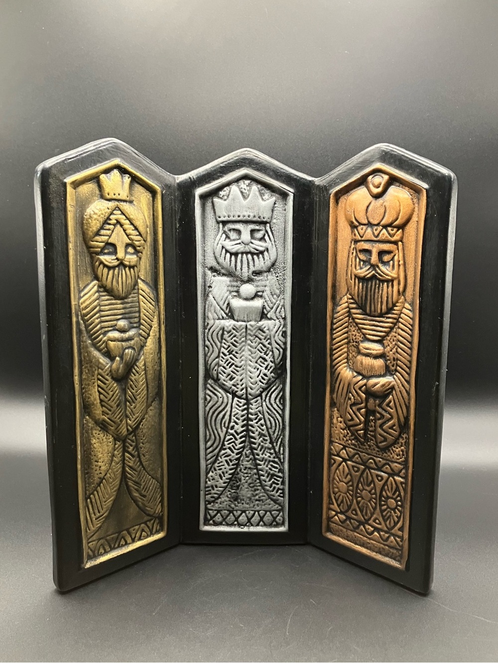 Decorative Three-Panel King Ceramic in Gold, Silver, and Bronze